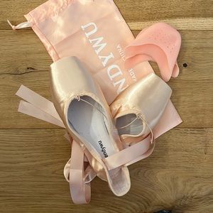 POINTE SHOES
